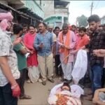 पुजारी की मौत के बाद सड़क पर जाम, मंगलवार को पीपल के पेड़ की डाल गिरने से हुए थे घायल