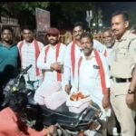 संगठन के कार्यकर्ताओं ने दो पेटी अवैध शराब के साथ पकड़ा आरोपी, सौंपा पुलिस को